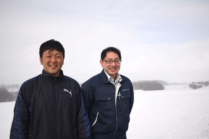 野口裕史さん（左）とJAめまんべつ購買部の甲田健次さん